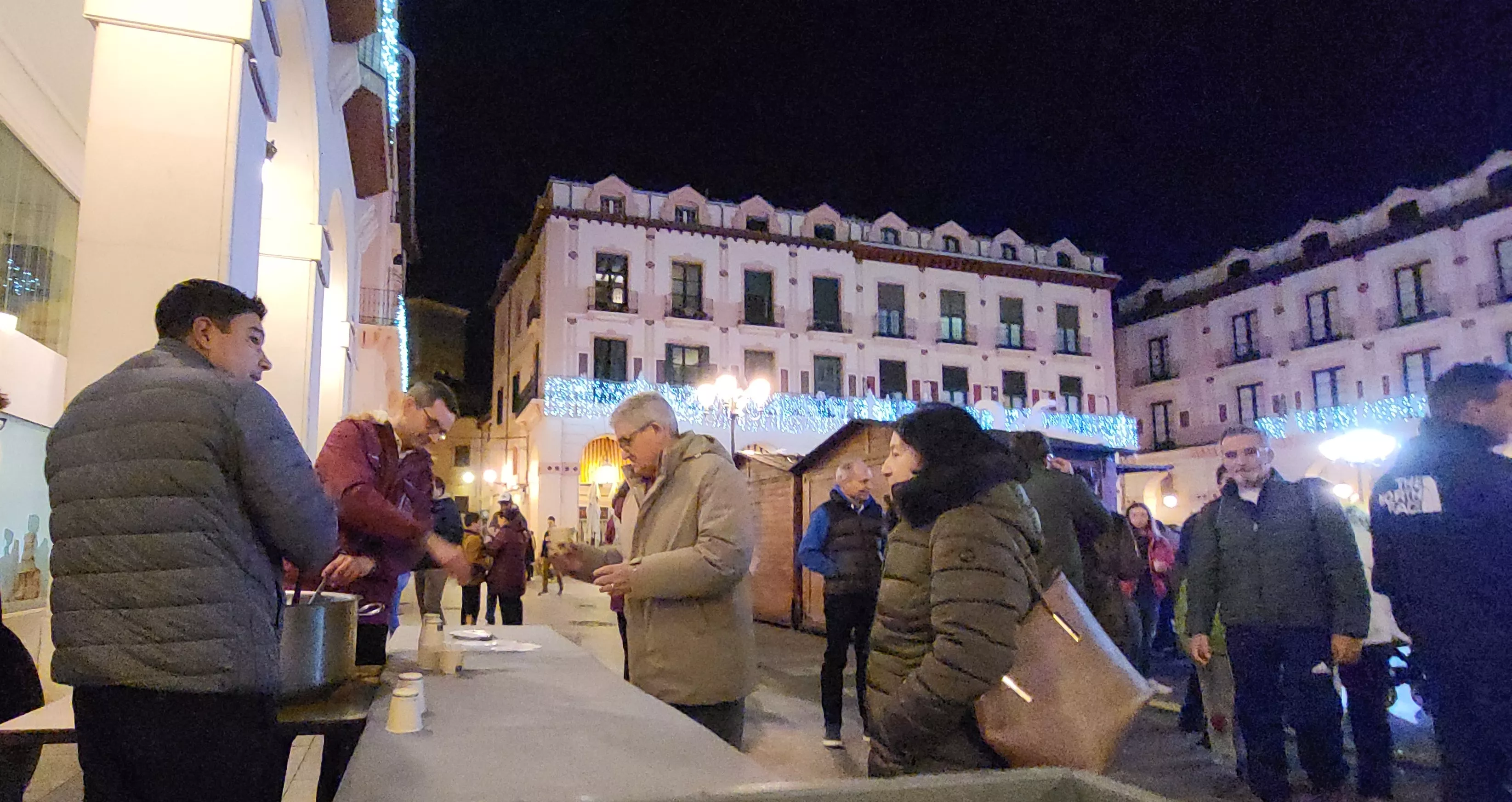Reparto de poncho en el Mercado Local de Navidad de Huesca.