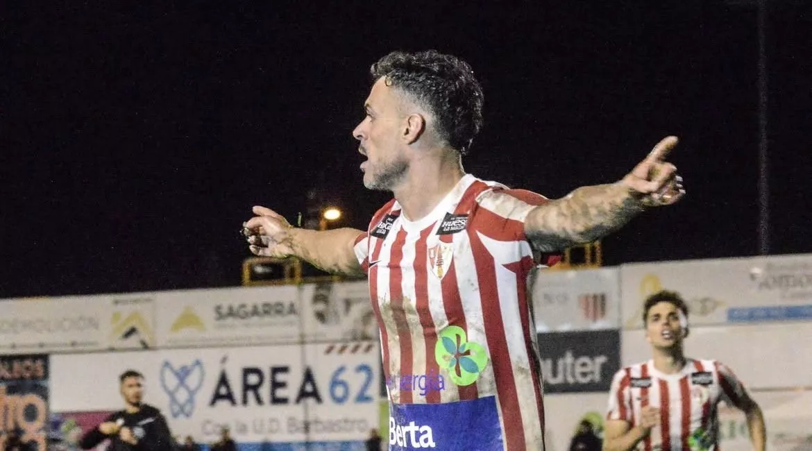 De Mesa celebra un gol con el Barbastro. Foto: Jorge Mazón/El Cruzado Aragonés