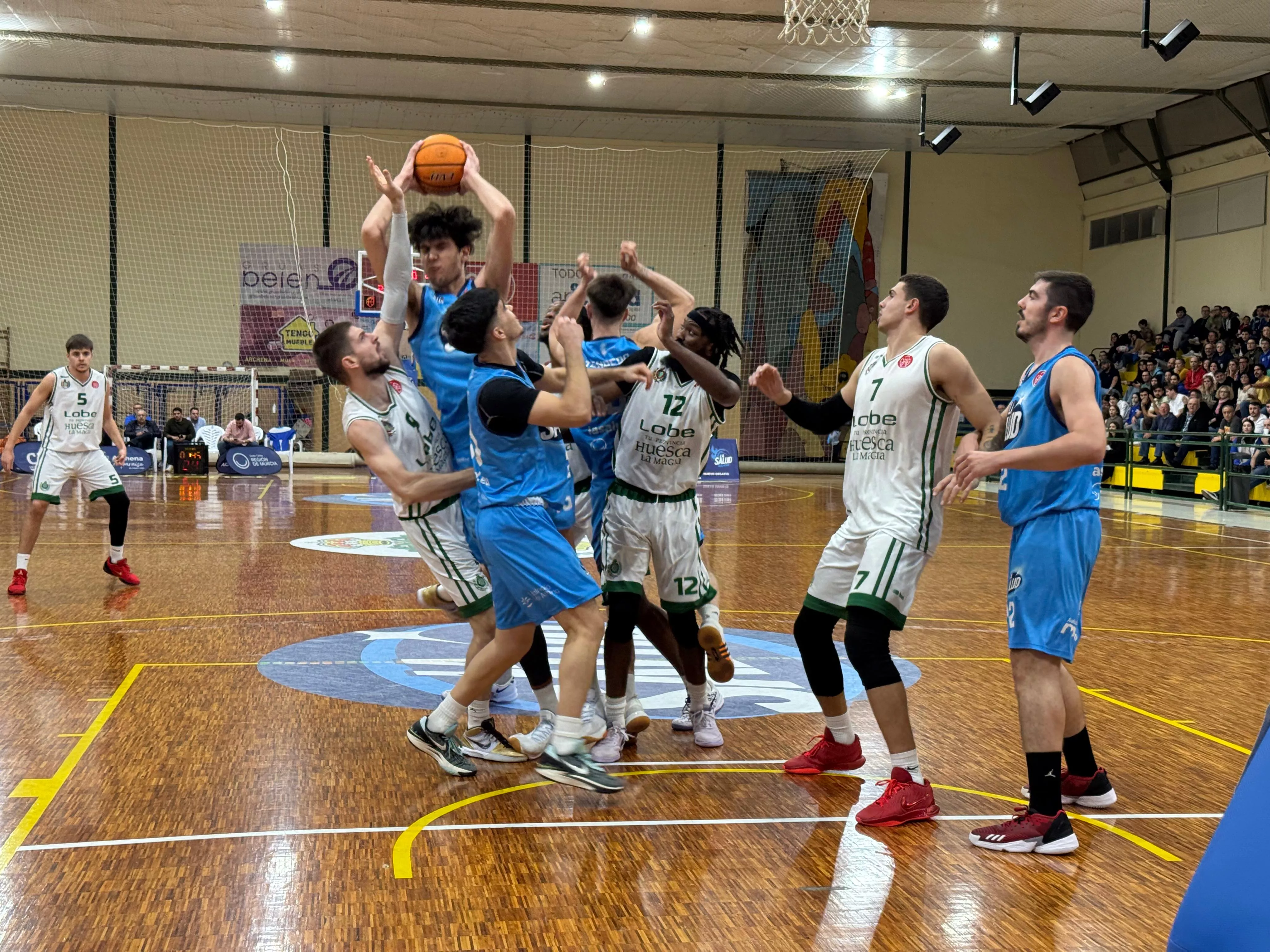 Un momento del partido del Lobe Huesca en Archena. Foto: Pedro Ríos/Baloncesto Archena