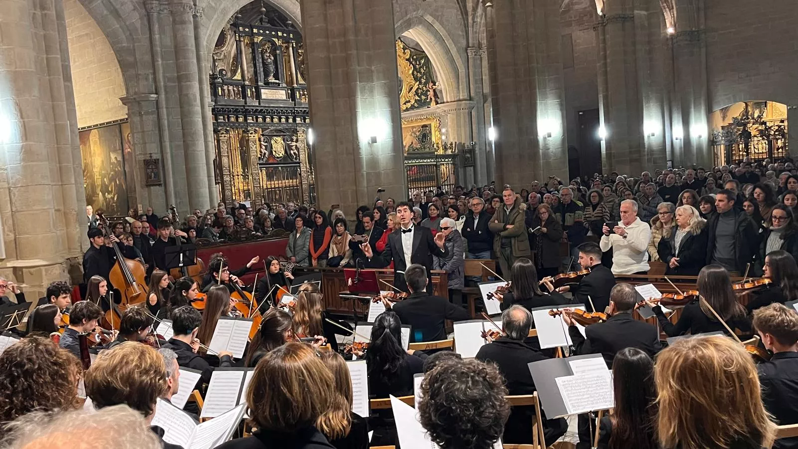 El canto del Tota Pulchra llena de emoción la Catedral de Huesca. Foto Mercedes Manterola