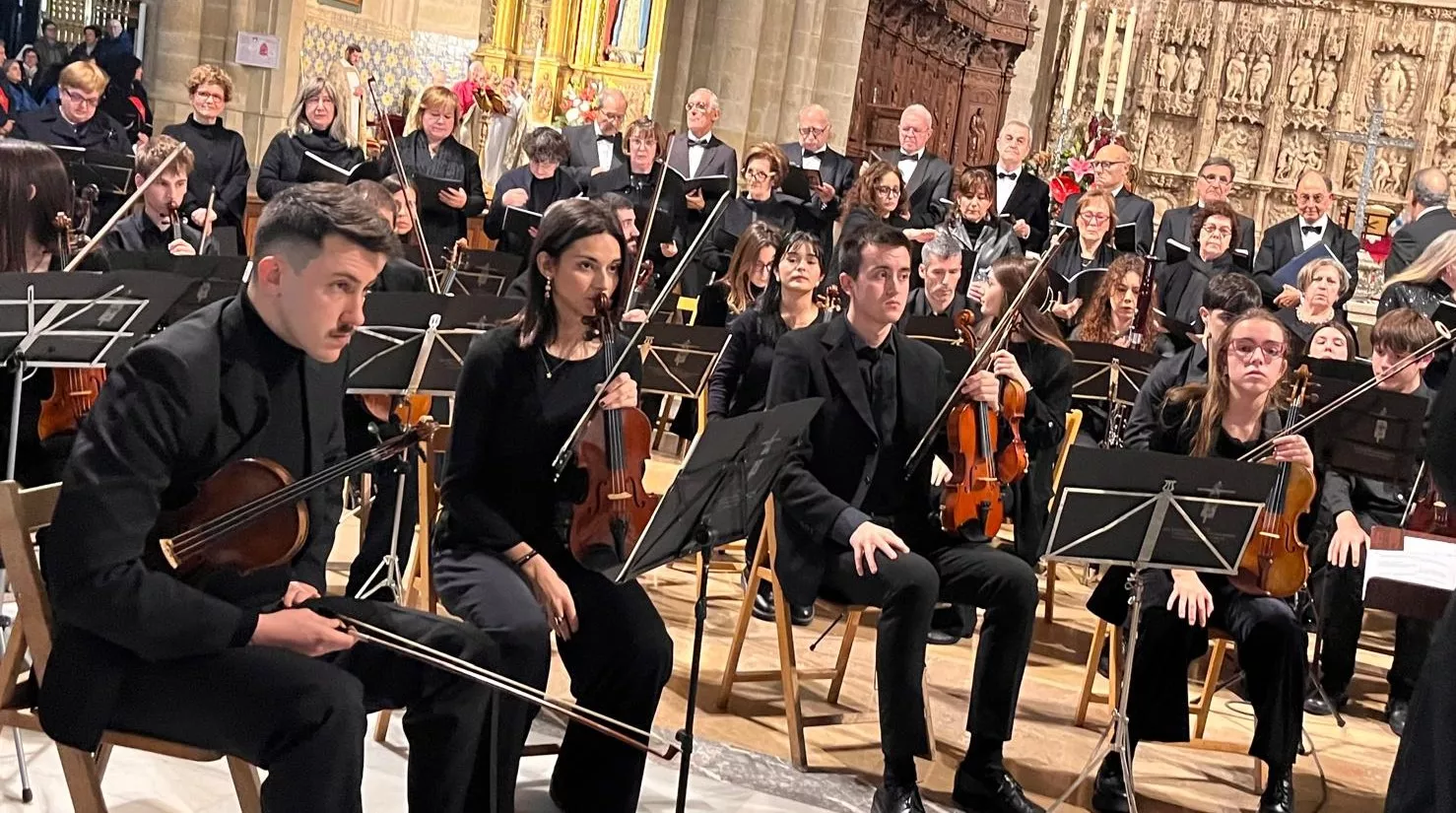 El canto del Tota Pulchra llena de emoción la Catedral de Huesca. Foto Mercedes Manterola