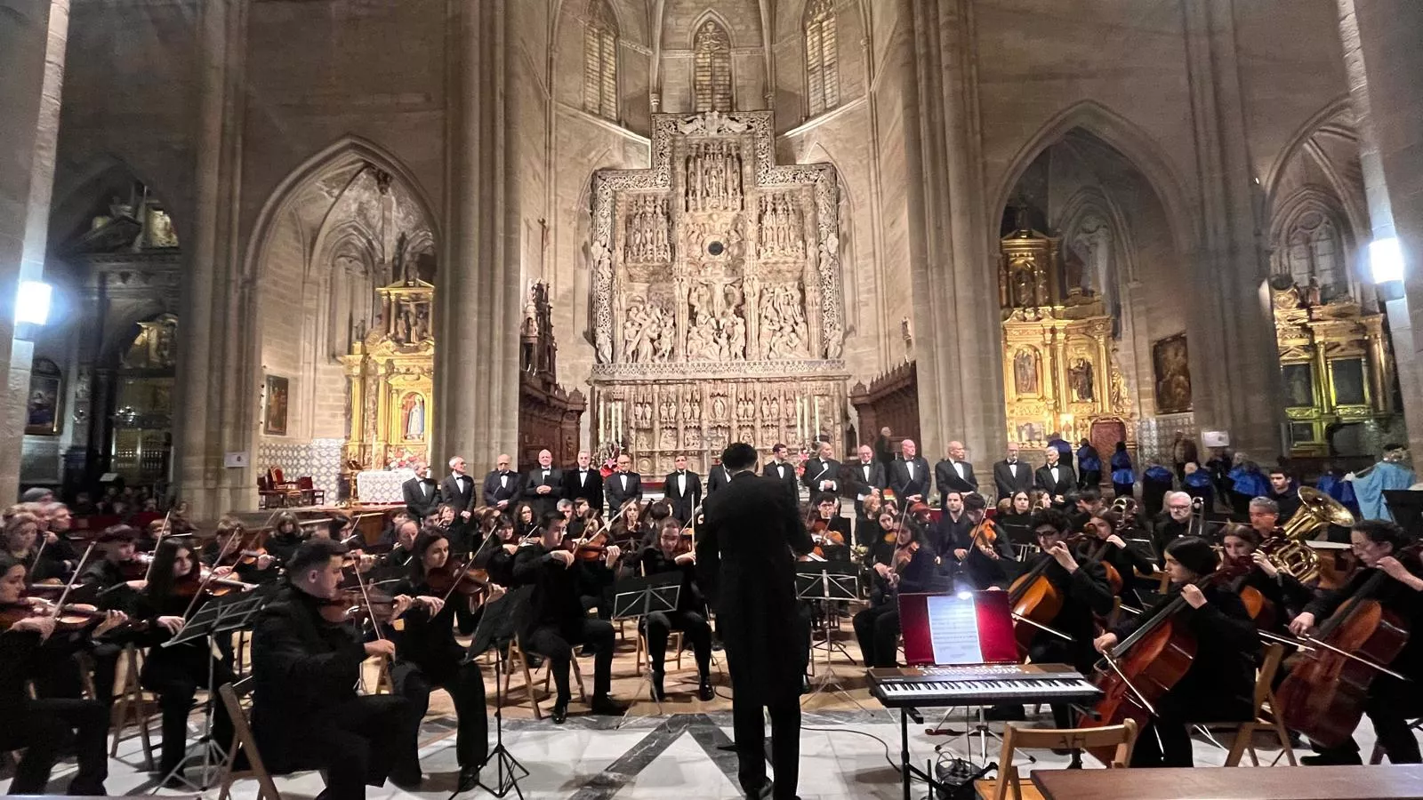 El canto del Tota Pulchra llena de emoción la Catedral de Huesca. Foto Mercedes Manterola