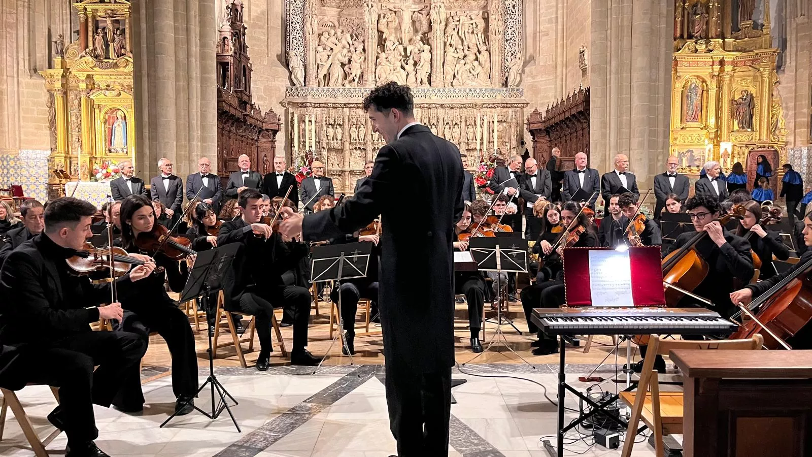 El canto del Tota Pulchra llena de emoción la Catedral de Huesca. Foto Mercedes Manterola
