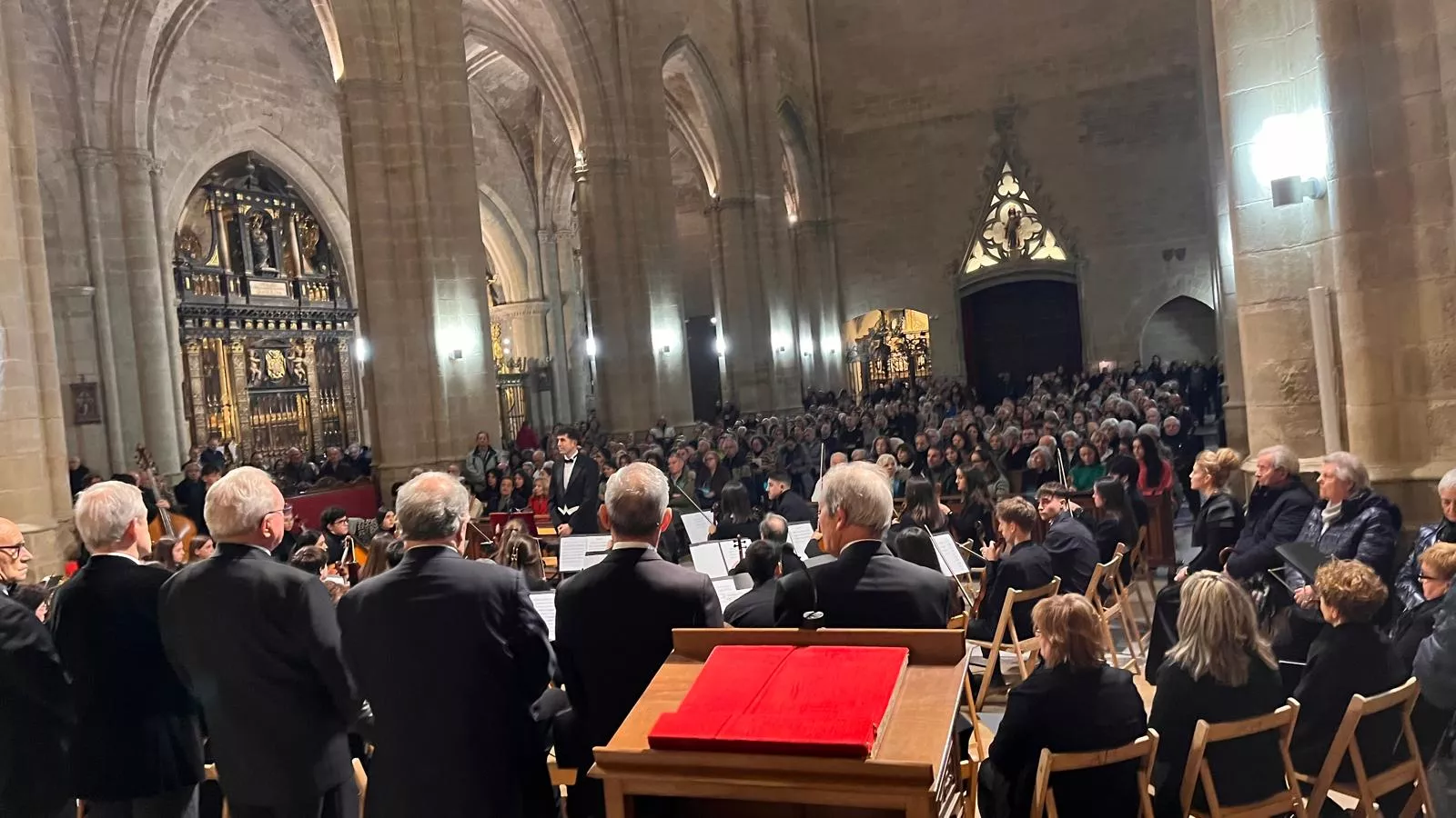 El canto del Tota Pulchra llena de emoción la Catedral de Huesca. Foto Mercedes Manterola