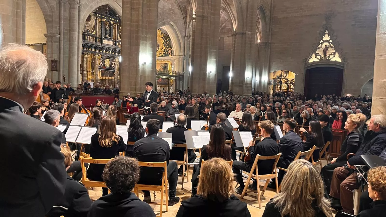 El canto del Tota Pulchra llena de emoción la Catedral de Huesca. Foto Mercedes Manterola