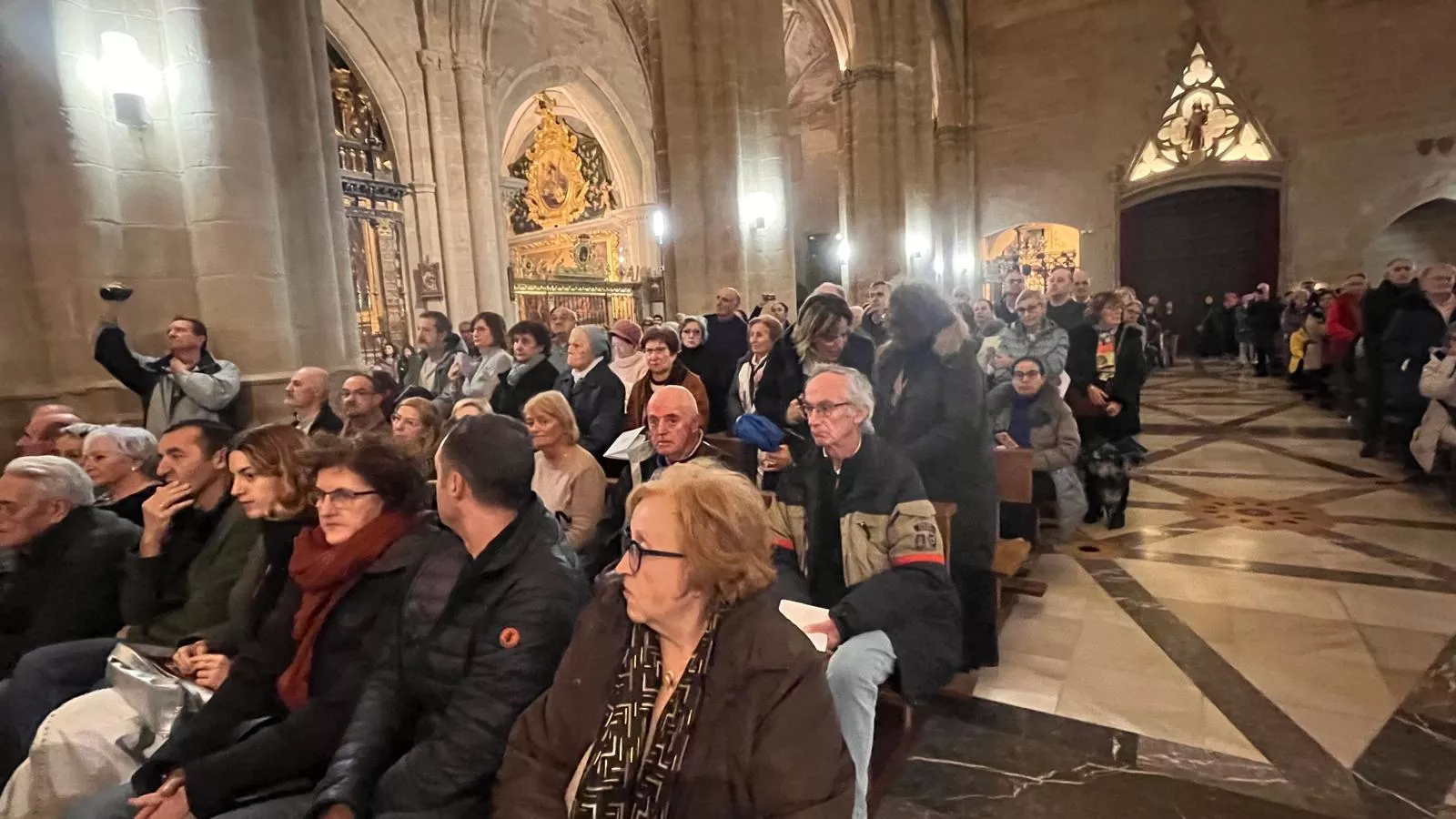 El canto del Tota Pulchra llena de emoción la Catedral de Huesca. Foto Mercedes Manterola