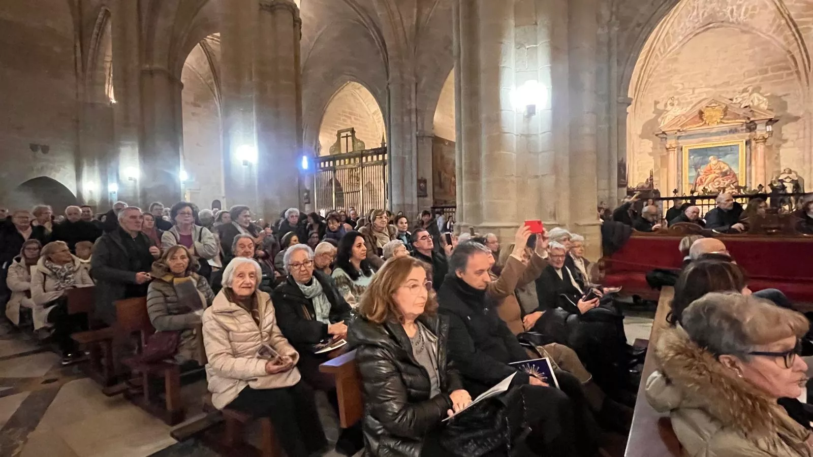 El canto del Tota Pulchra llena de emoción la Catedral de Huesca. Foto Mercedes Manterola