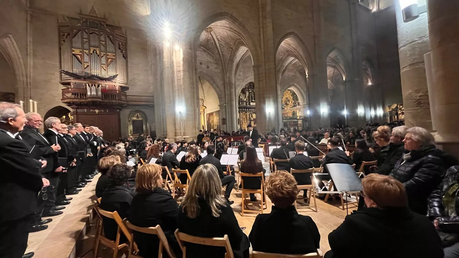 El canto del Tota Pulchra llena de emoción la Catedral de Huesca. Foto Mercedes Manterola