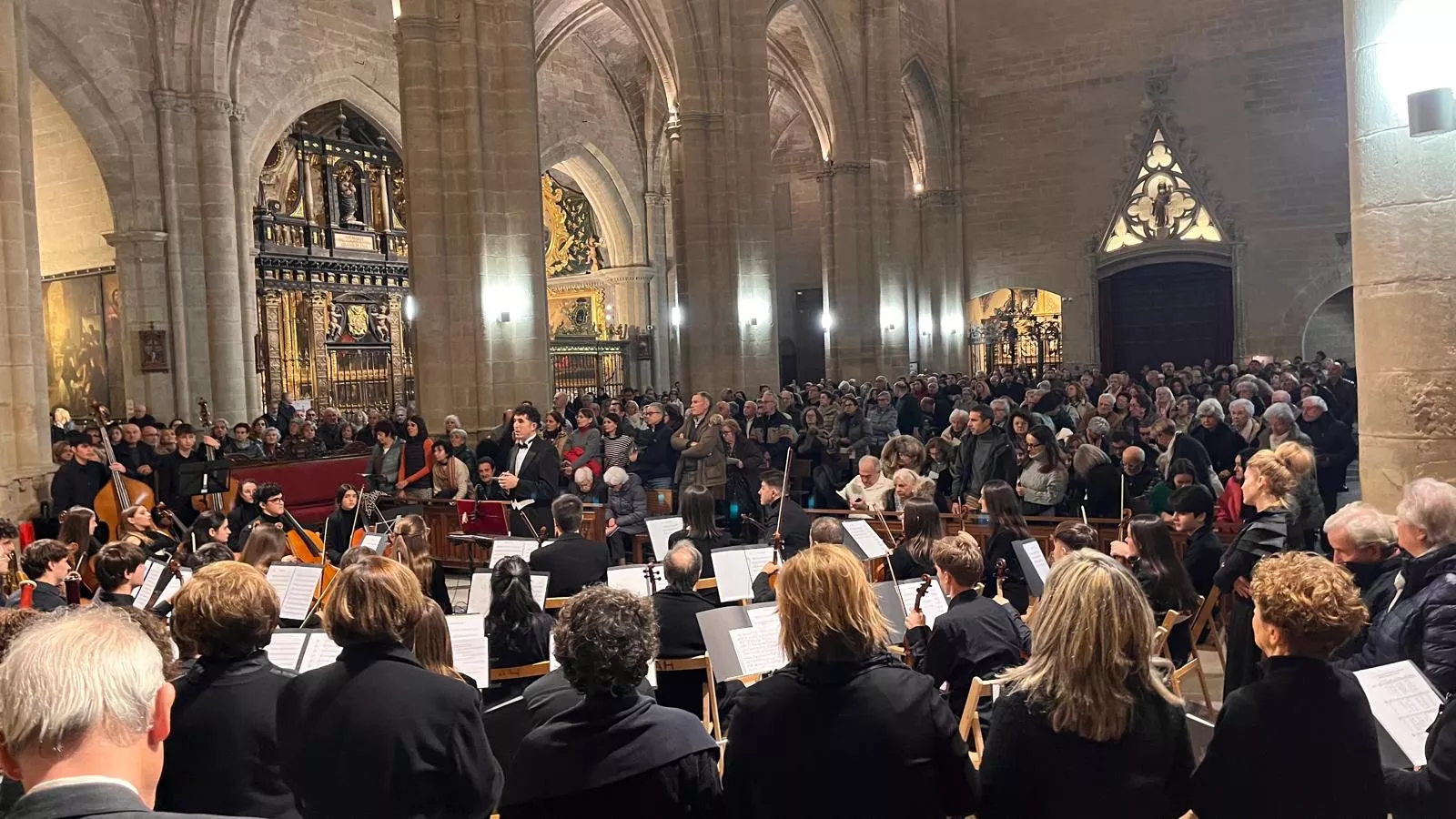 El canto del Tota Pulchra llena de emoción la Catedral de Huesca. Foto Mercedes Manterola
