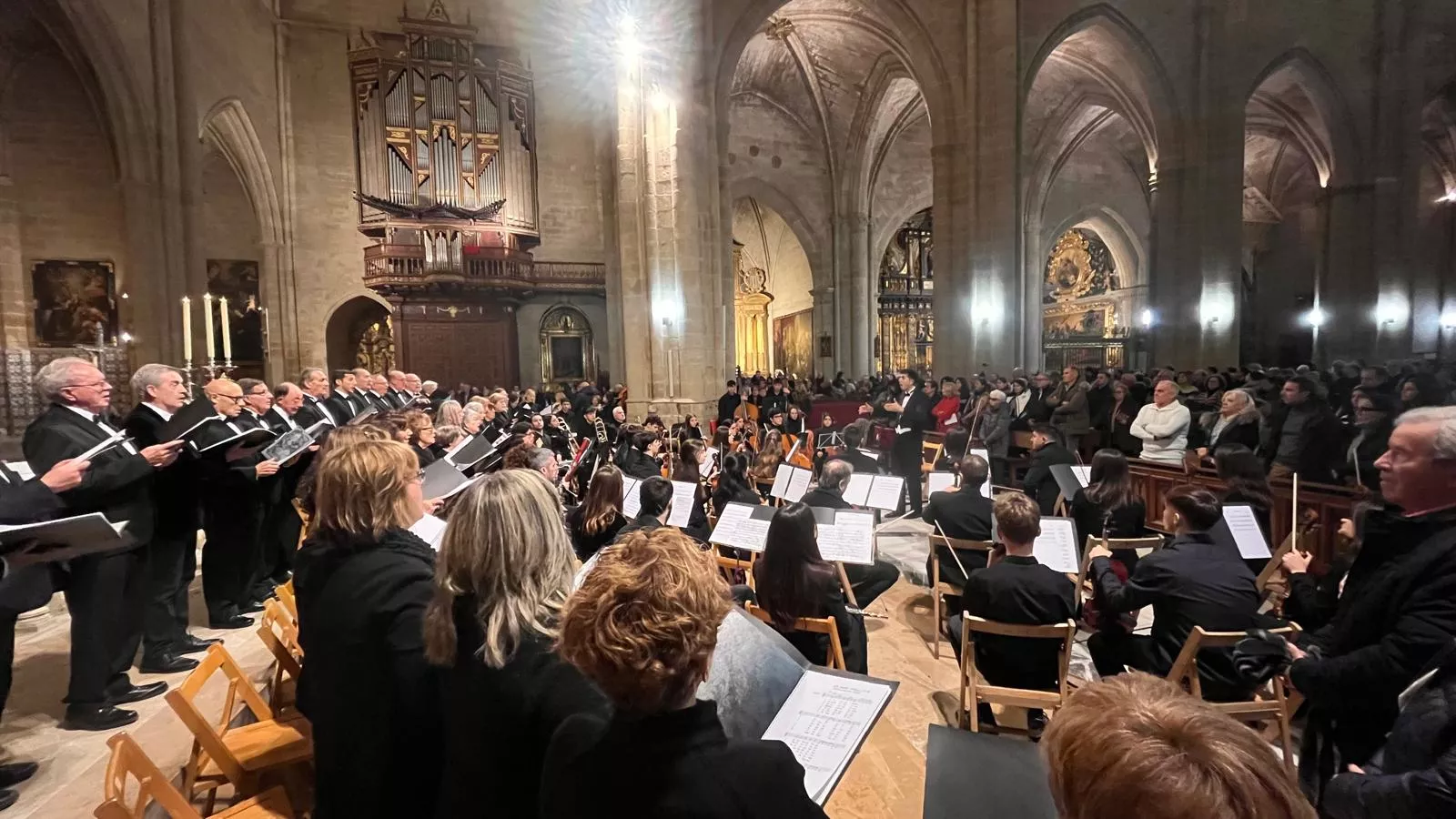 El canto del Tota Pulchra llena de emoción la Catedral de Huesca. Foto Mercedes Manterola