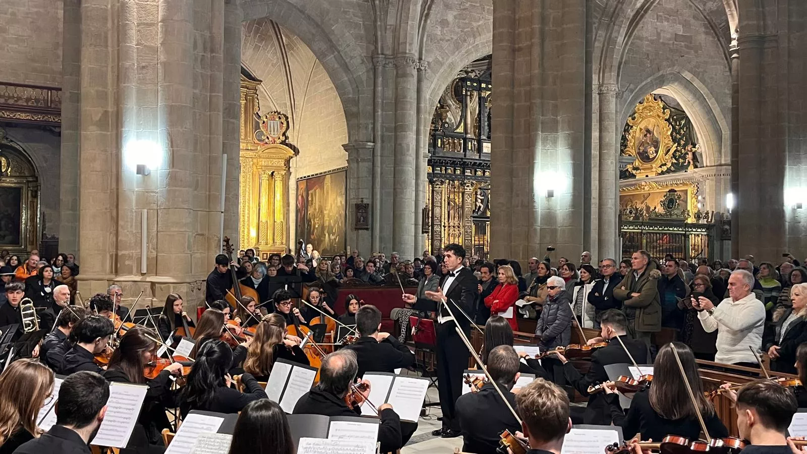 El canto del Tota Pulchra llena de emoción la Catedral de Huesca. Foto Mercedes Manterola