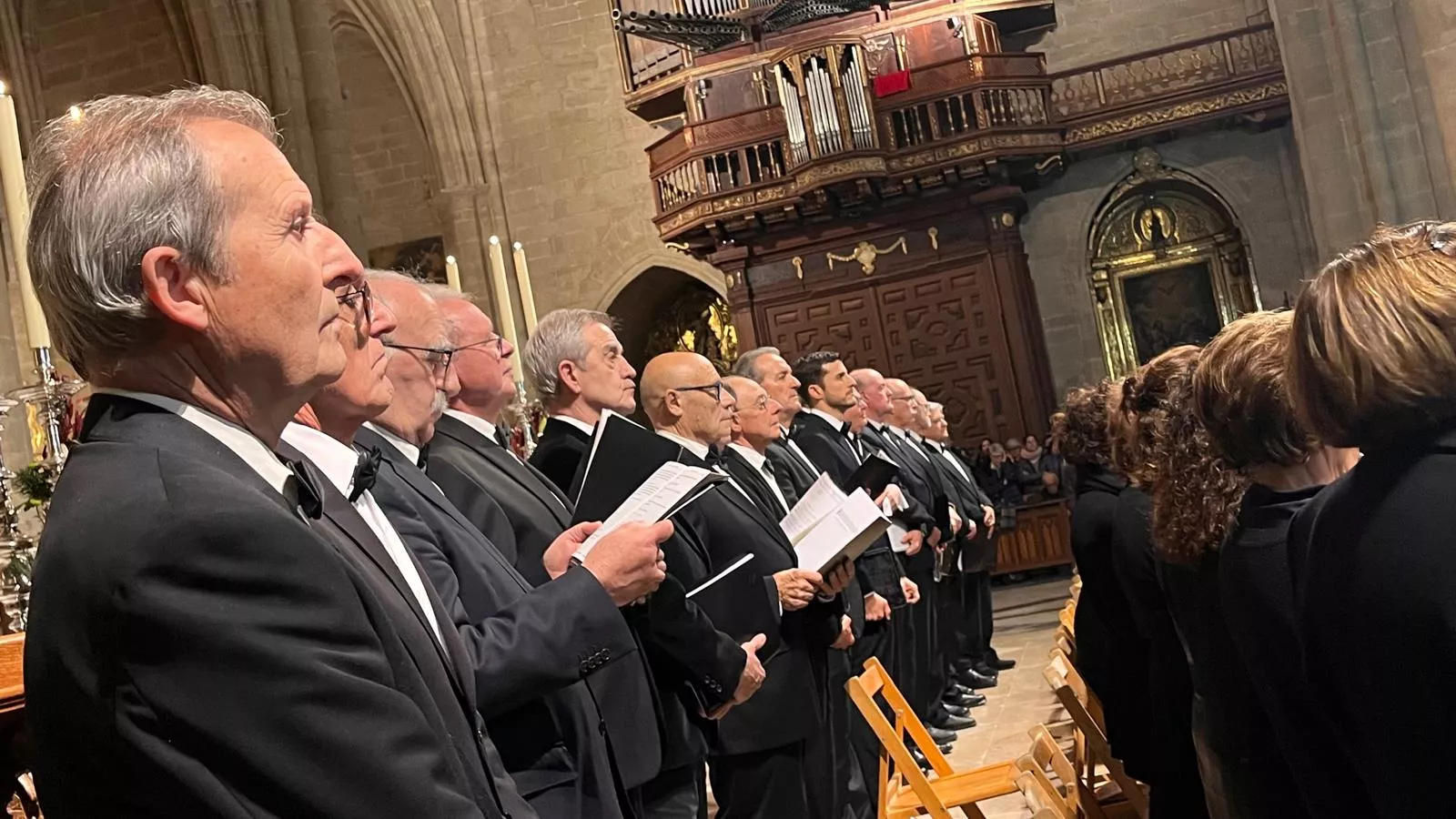 El canto del Tota Pulchra llena de emoción la Catedral de Huesca. Foto Mercedes Manterola
