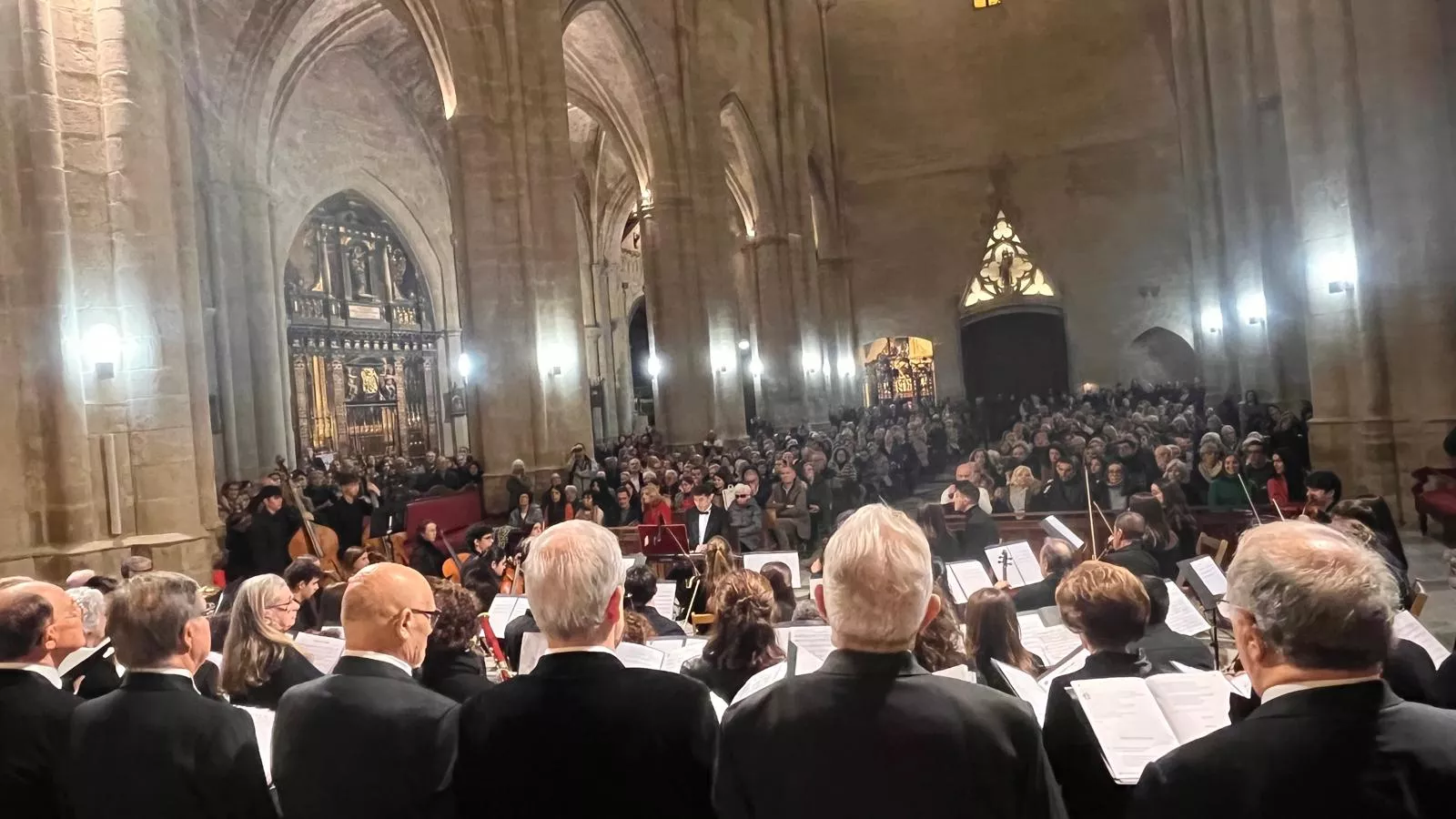 El canto del Tota Pulchra llena de emoción la Catedral de Huesca. Foto Mercedes Manterola