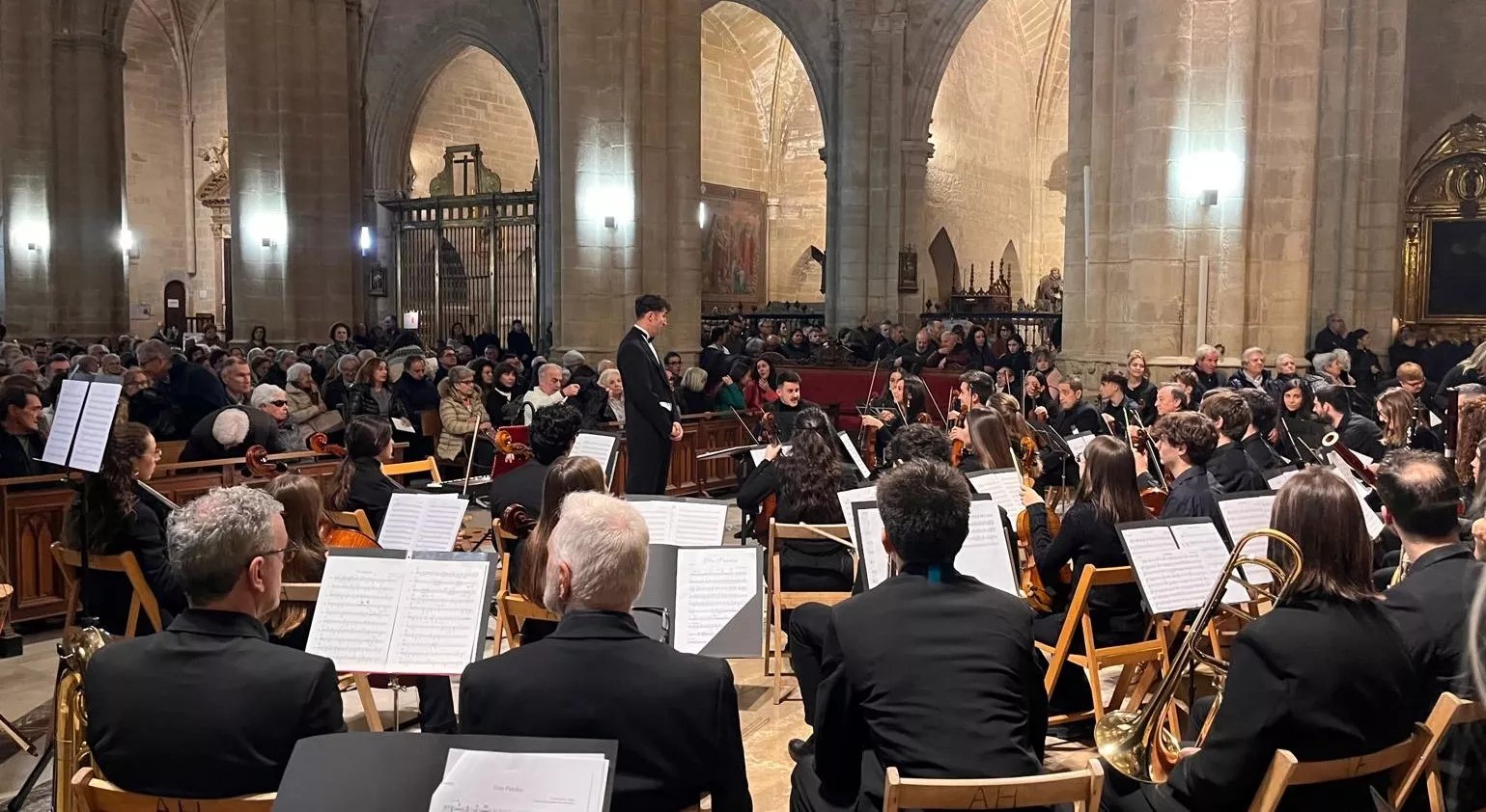 El canto del Tota Pulchra llena de emoción la Catedral de Huesca. Foto Mercedes Manterola