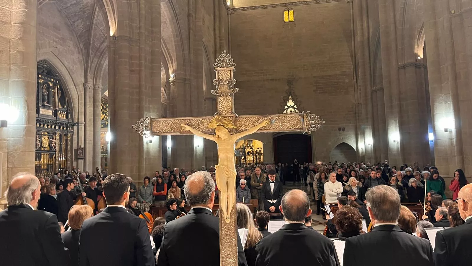 El canto del Tota Pulchra llena de emoción la Catedral de Huesca. Foto Mercedes Manterola