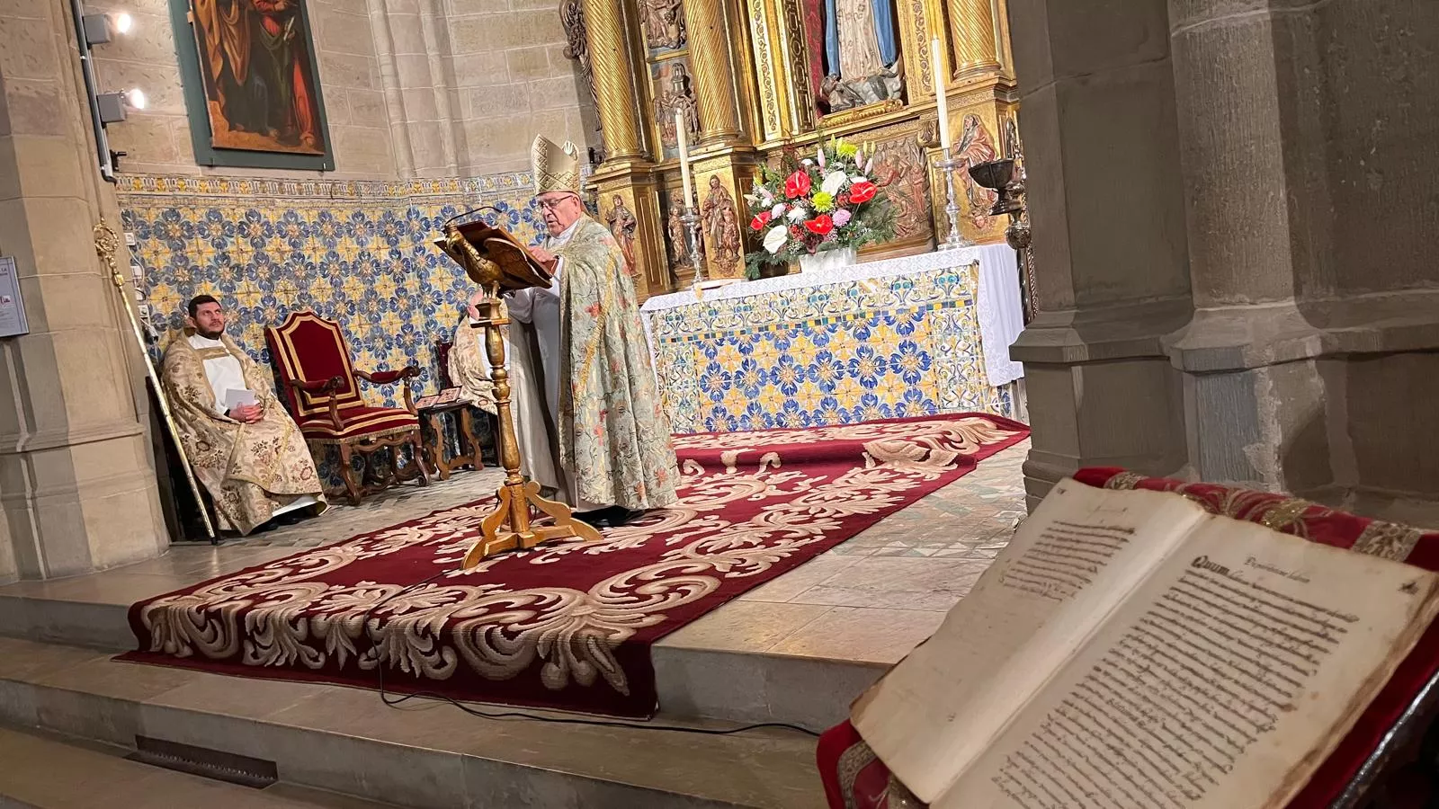 El canto del Tota Pulchra llena de emoción la Catedral de Huesca. Foto Mercedes Manterola
