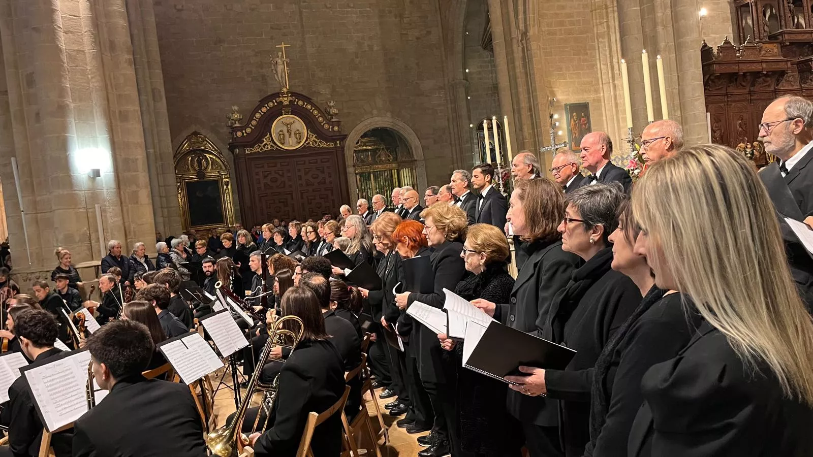 El canto del Tota Pulchra llena de emoción la Catedral de Huesca. Foto Mercedes Manterola