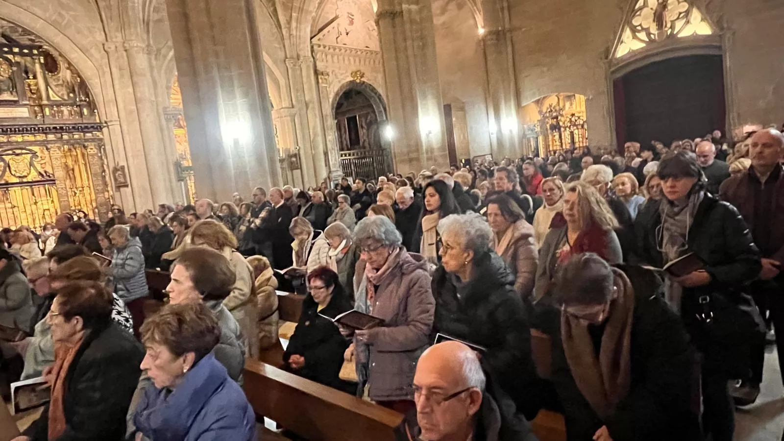 El canto del Tota Pulchra llena de emoción la Catedral de Huesca. Foto Mercedes Manterola