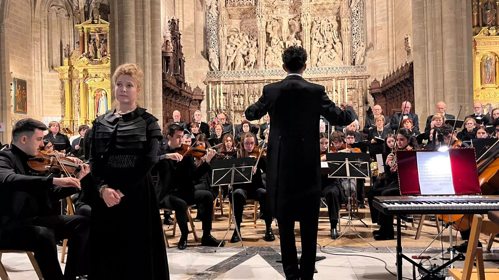 El canto del Tota Pulchra llena de emoción la Catedral de Huesca. Foto Mercedes Manterola