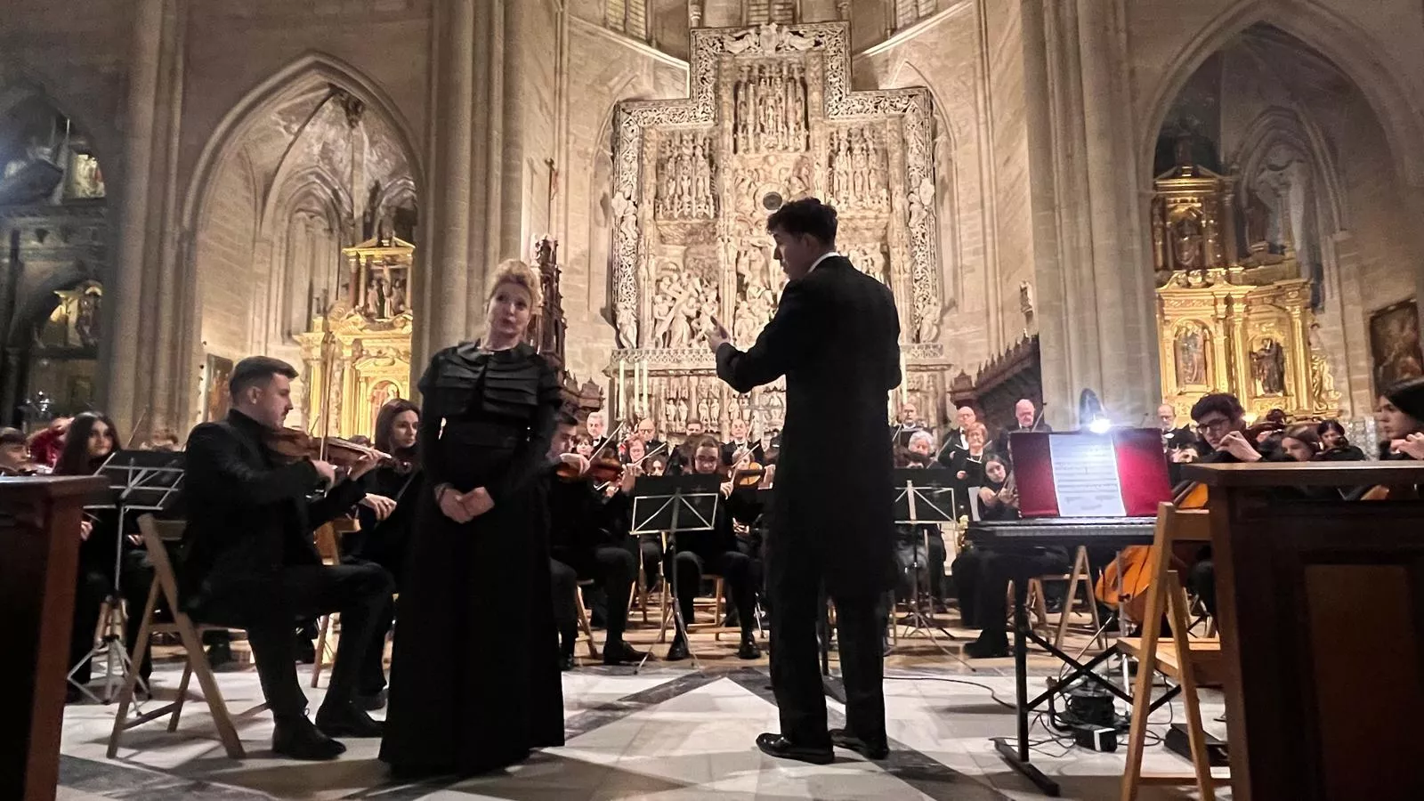El canto del Tota Pulchra llena de emoción la Catedral de Huesca. Foto Mercedes Manterola