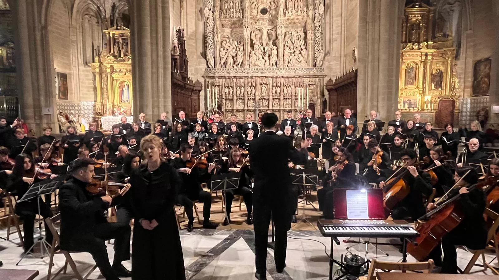 El canto del Tota Pulchra llena de emoción la Catedral de Huesca. Foto Mercedes Manterola