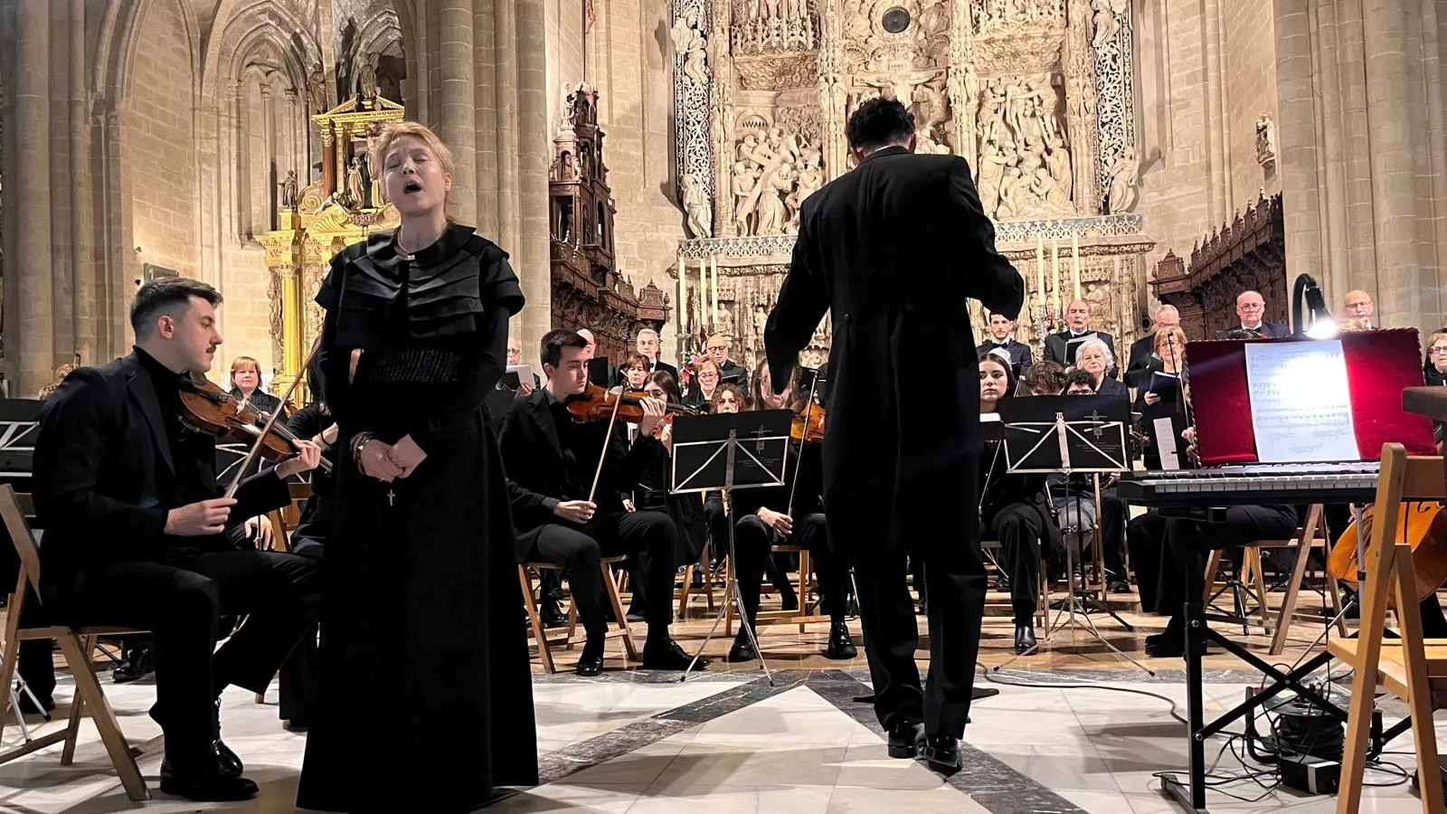 El canto del Tota Pulchra llena de emoción la Catedral de Huesca. Foto Mercedes Manterola