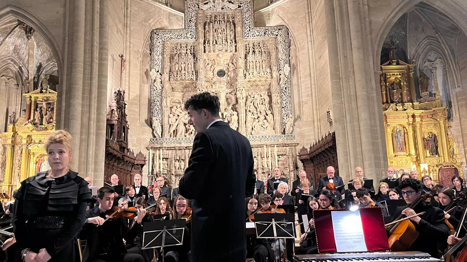 El canto del Tota Pulchra llena de emoción la Catedral de Huesca. Foto Mercedes Manterola