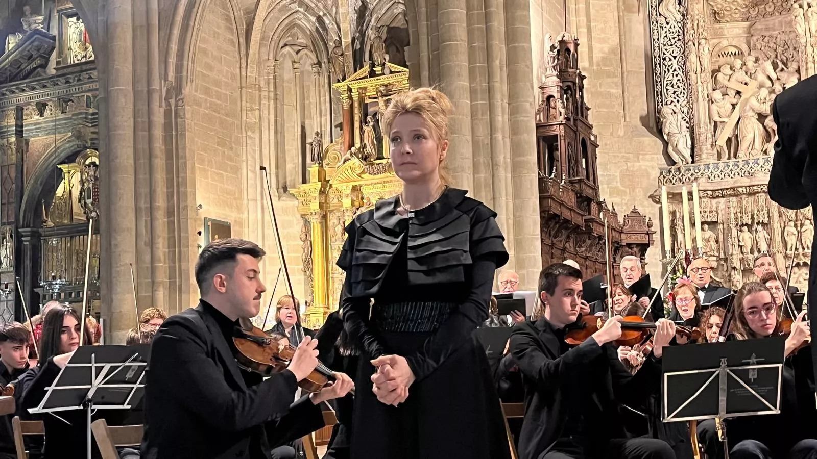 El canto del Tota Pulchra llena de emoción la Catedral de Huesca. Foto Mercedes Manterola