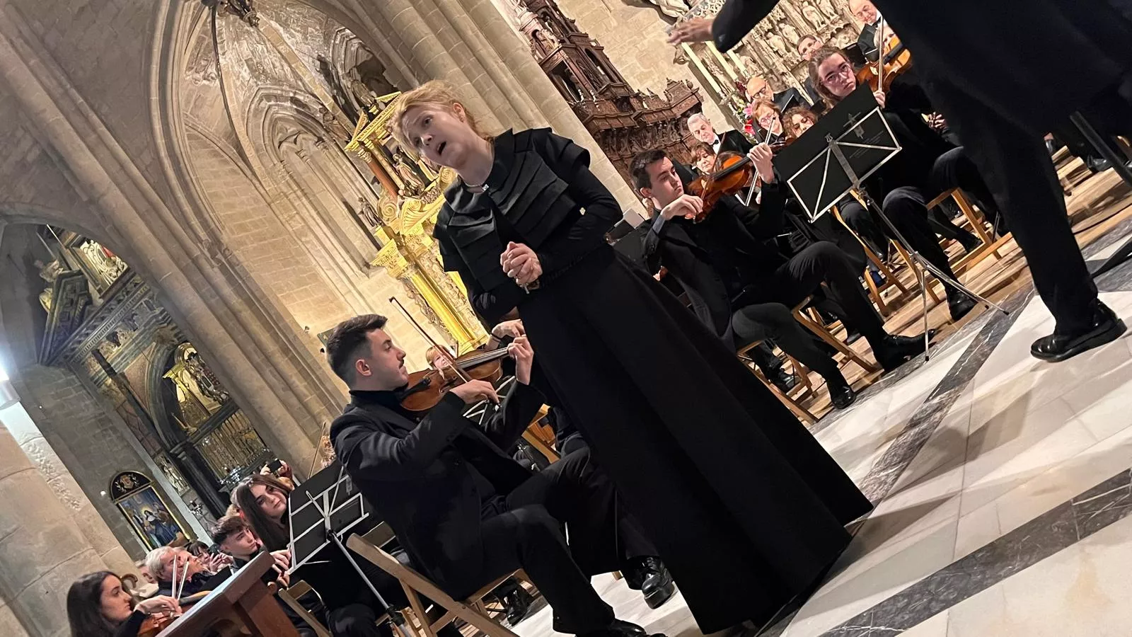 El canto del Tota Pulchra llena de emoción la Catedral de Huesca. Foto Mercedes Manterola