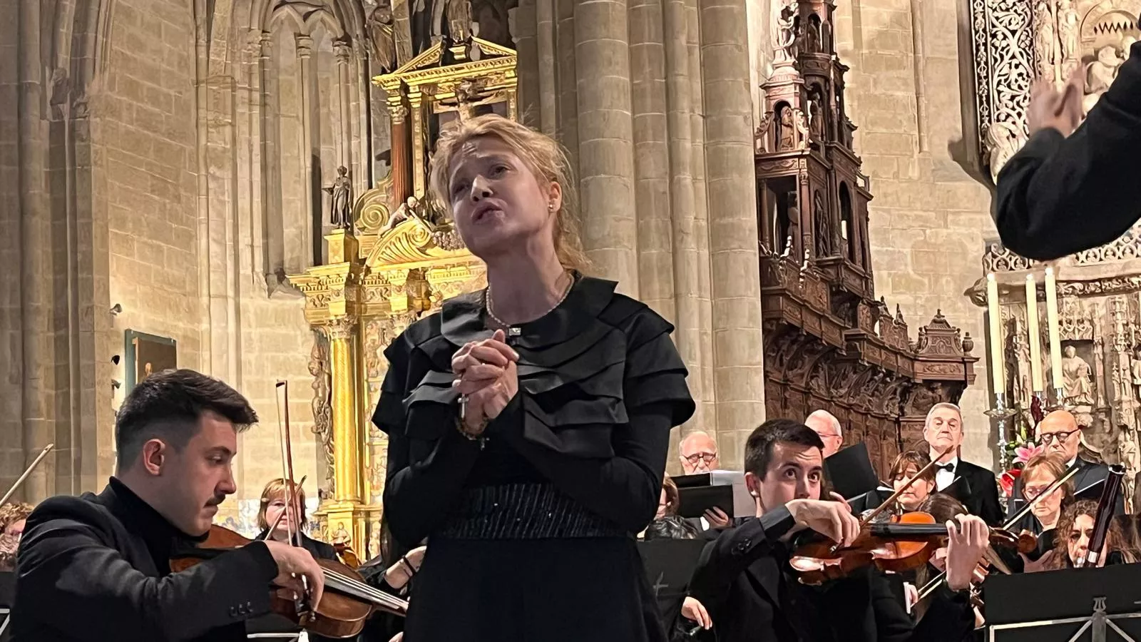 El canto del Tota Pulchra llena de emoción la Catedral de Huesca. Foto Mercedes Manterola