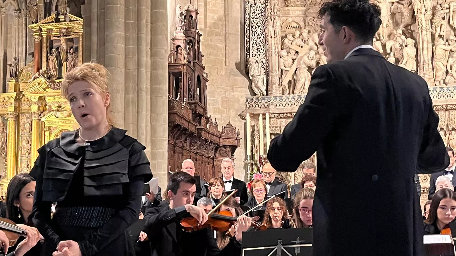 El canto del Tota Pulchra llena de emoción la Catedral de Huesca. Foto Mercedes Manterola