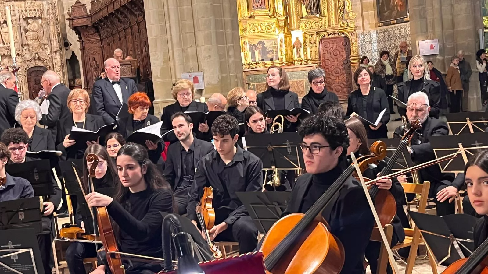 El canto del Tota Pulchra llena de emoción la Catedral de Huesca. Foto Mercedes Manterola