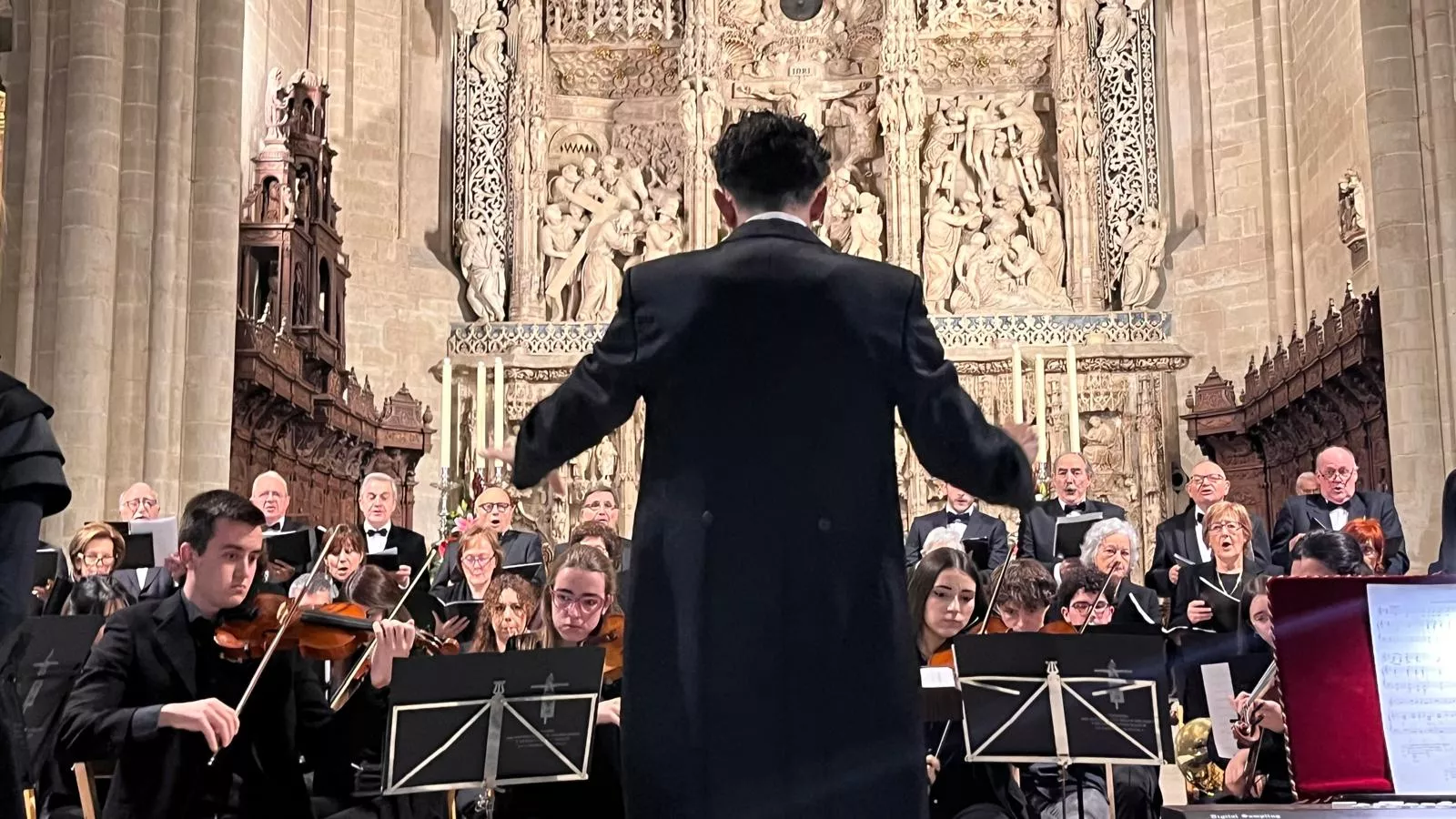 El canto del Tota Pulchra llena de emoción la Catedral de Huesca. Foto Mercedes Manterola