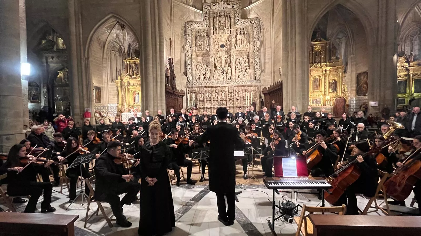 El canto del Tota Pulchra llena de emoción la Catedral de Huesca. Foto Mercedes Manterola
