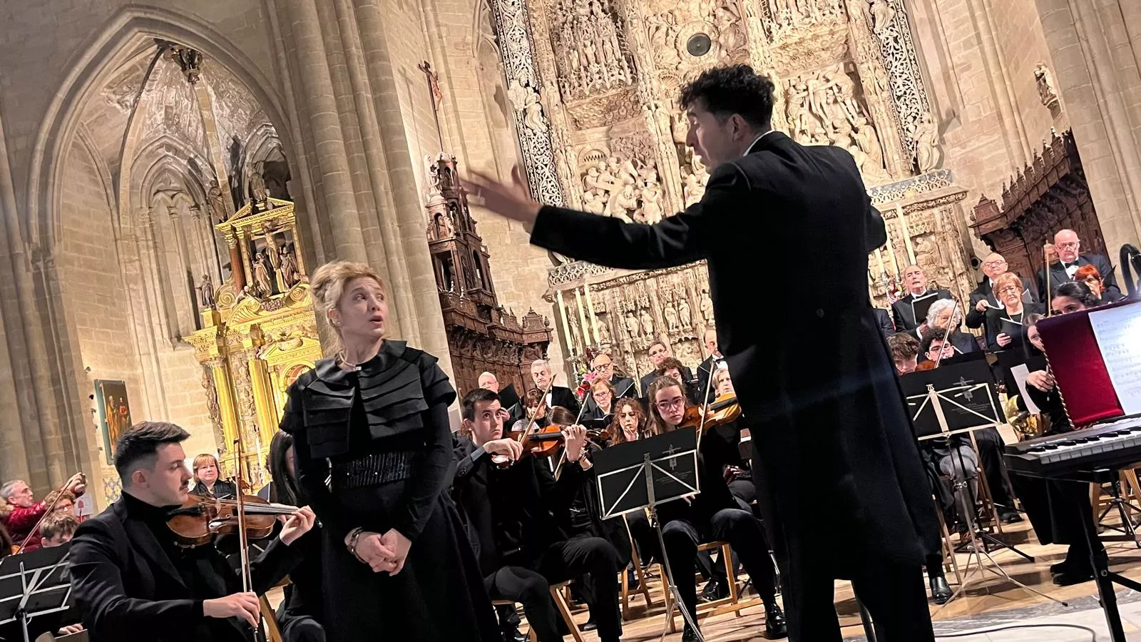 El canto del Tota Pulchra llena de emoción la Catedral de Huesca. Foto Mercedes Manterola