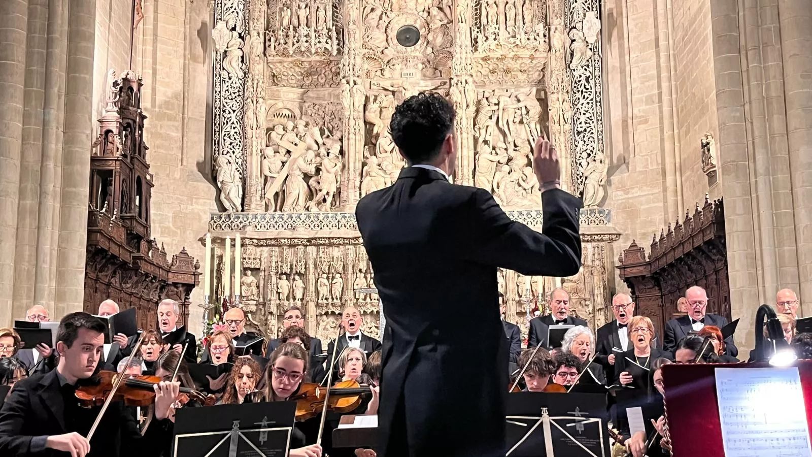 El canto del Tota Pulchra llena de emoción la Catedral de Huesca. Foto Mercedes Manterola
