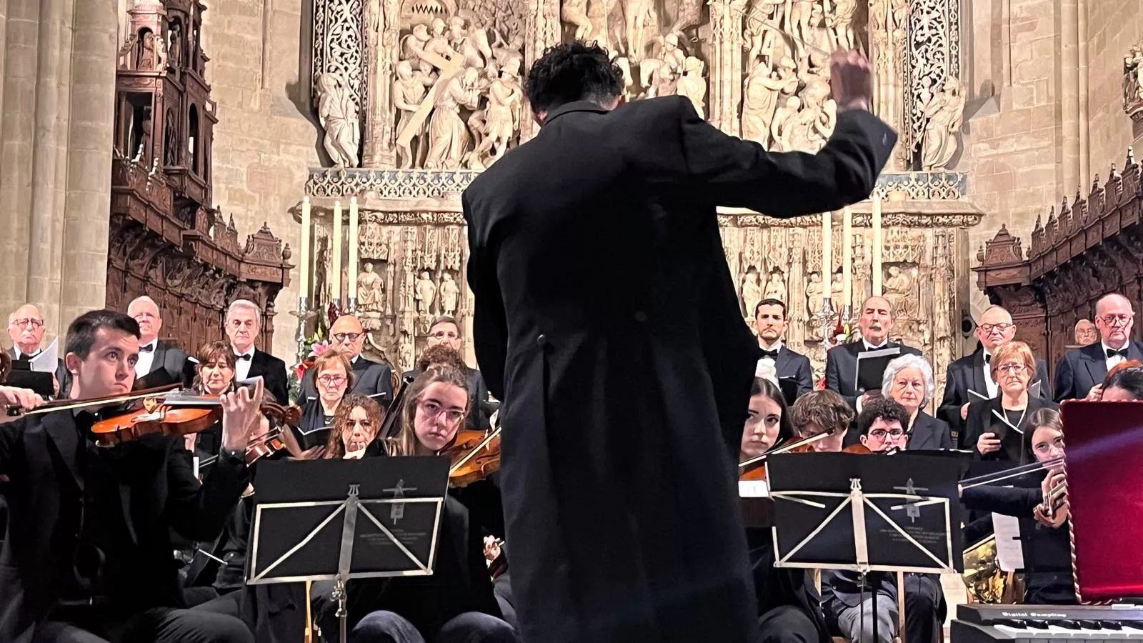 El canto del Tota Pulchra llena de emoción la Catedral de Huesca. Foto Mercedes Manterola