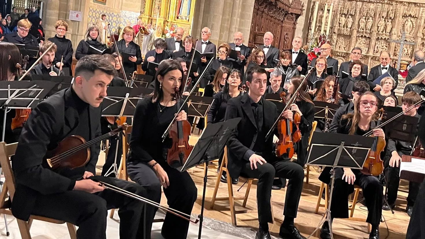 El canto del Tota Pulchra llena de emoción la Catedral de Huesca. Foto Mercedes Manterola