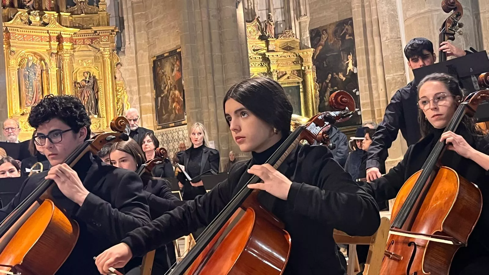 El canto del Tota Pulchra llena de emoción la Catedral de Huesca. Foto Mercedes Manterola