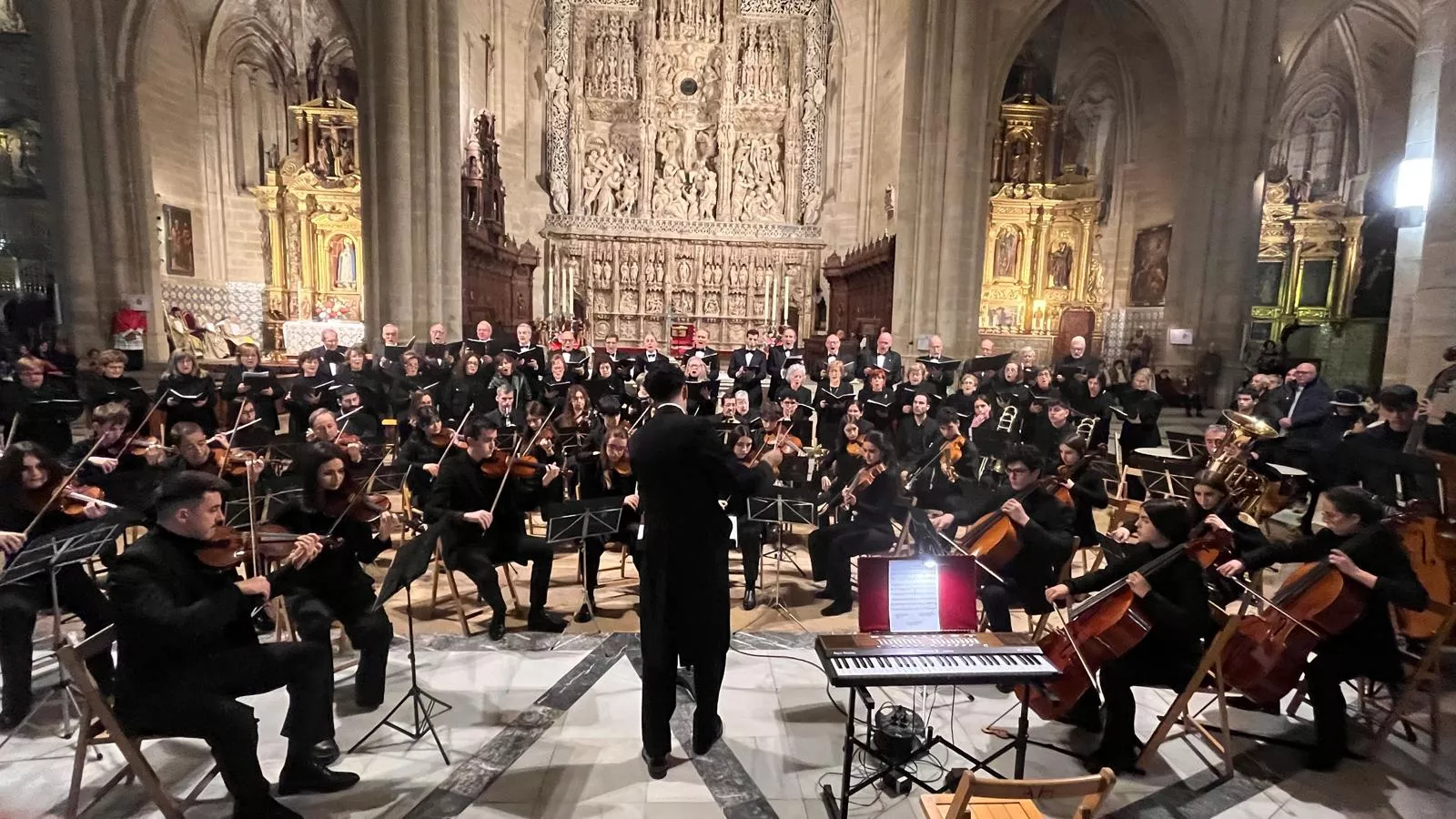 El canto del Tota Pulchra llena de emoción la Catedral de Huesca. Foto Mercedes Manterola