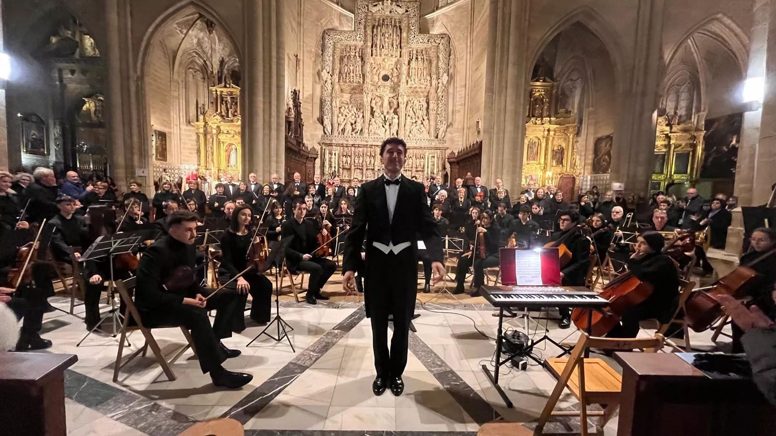 El canto del Tota Pulchra llena de emoción la Catedral de Huesca. Foto Mercedes Manterola