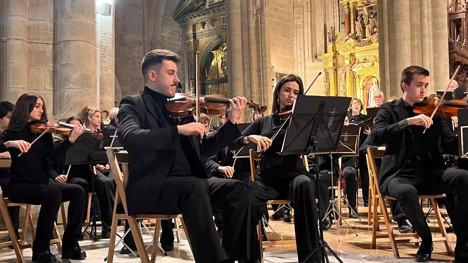 El canto del Tota Pulchra llena de emoción la Catedral de Huesca. Foto Mercedes Manterola