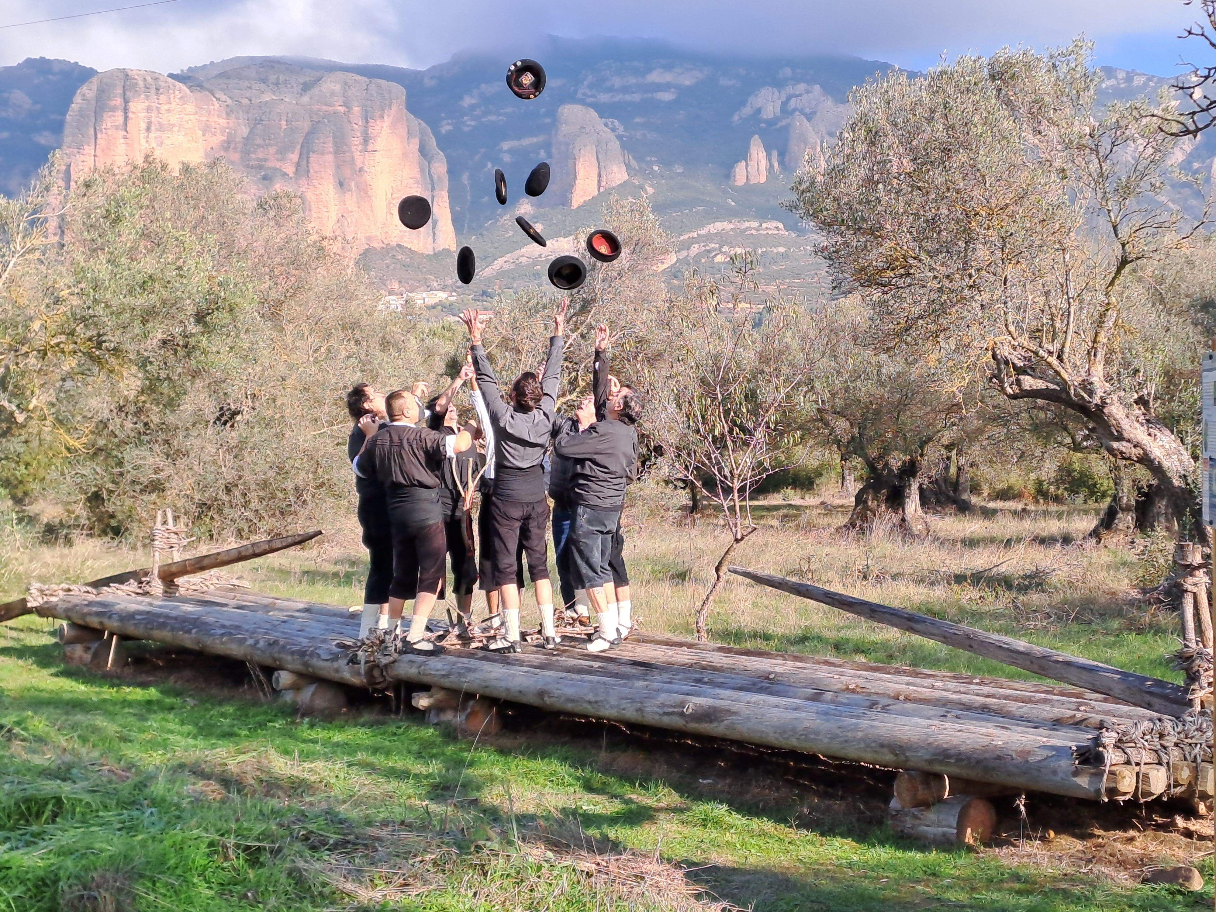 Navateros de la Galliguera lanzan sus boinas al aire para celebrar el reconocimiento de la Unesco como Patrimonio Cultural Inmaterial de la Humanidad