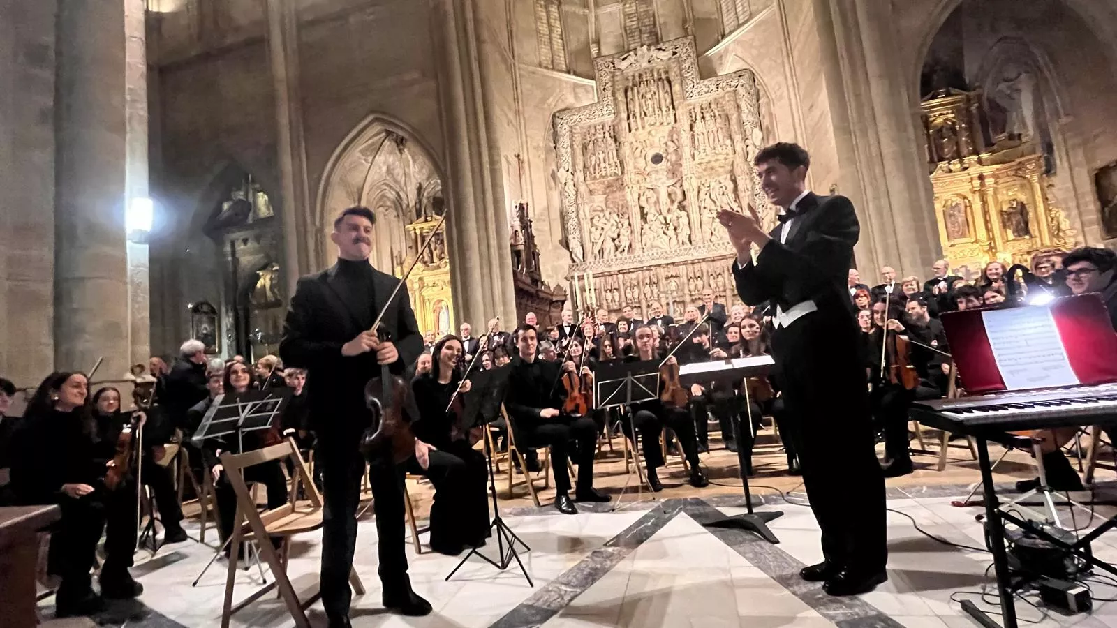 El canto del Tota Pulchra llena de emoción la Catedral de Huesca. Foto Mercedes Manterola