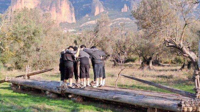 Abrazo previo al lanzamiento de sus boinas Abrazo previo al lanzamiento de sus boinas
