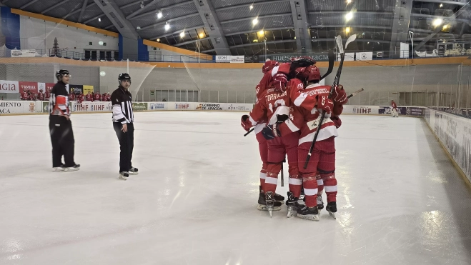 Los jugadores del Club Hielo Jaca celebran la victoria ante Porto Los jugadores del Club Hielo Jaca celebran la victoria ante Porto