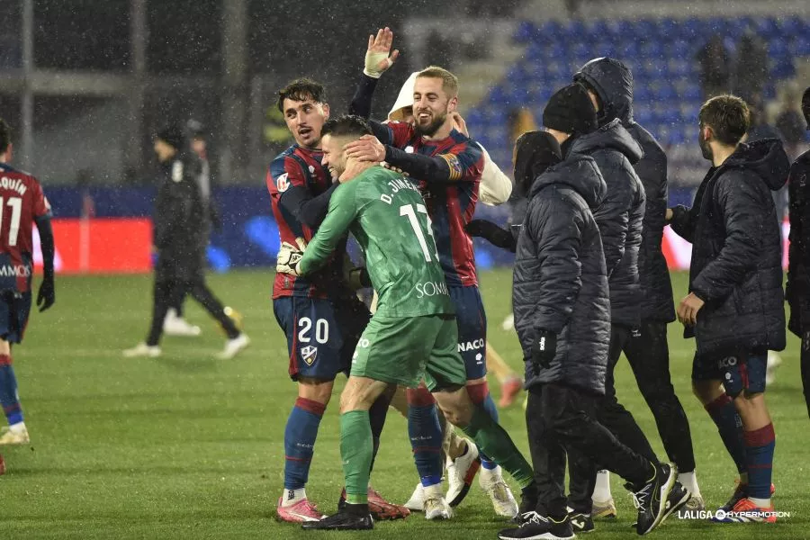 Dani Jiménez, felicitado por sus compañeros tras parar el penalti. La última jugada cantada por Jesús Valverde