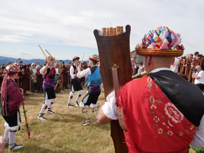 Danzantes de Santa Orosia en Yebra de Basa. Foto Juan Carlos Gil Ballano