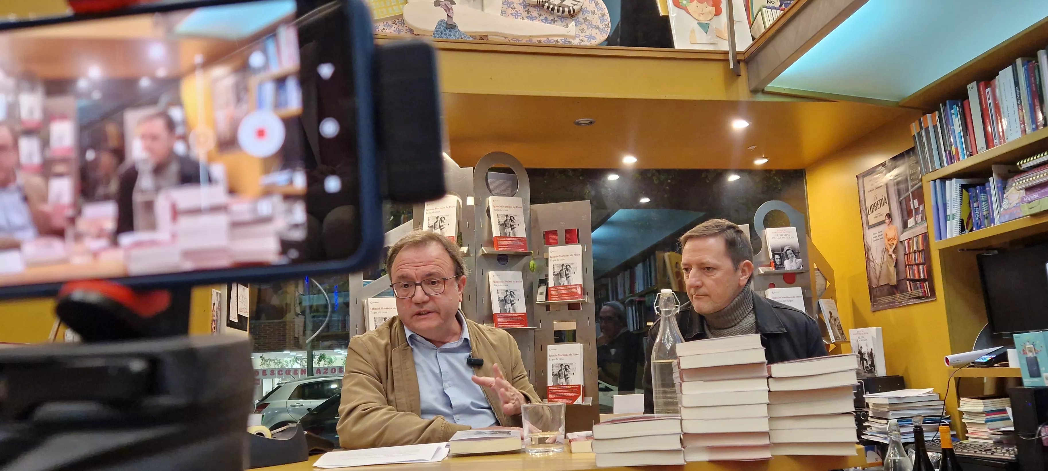 Presentación de la novela Ropa de casa, de Martínez de Pisón, en la Anónima. Foto Myriam Martínez