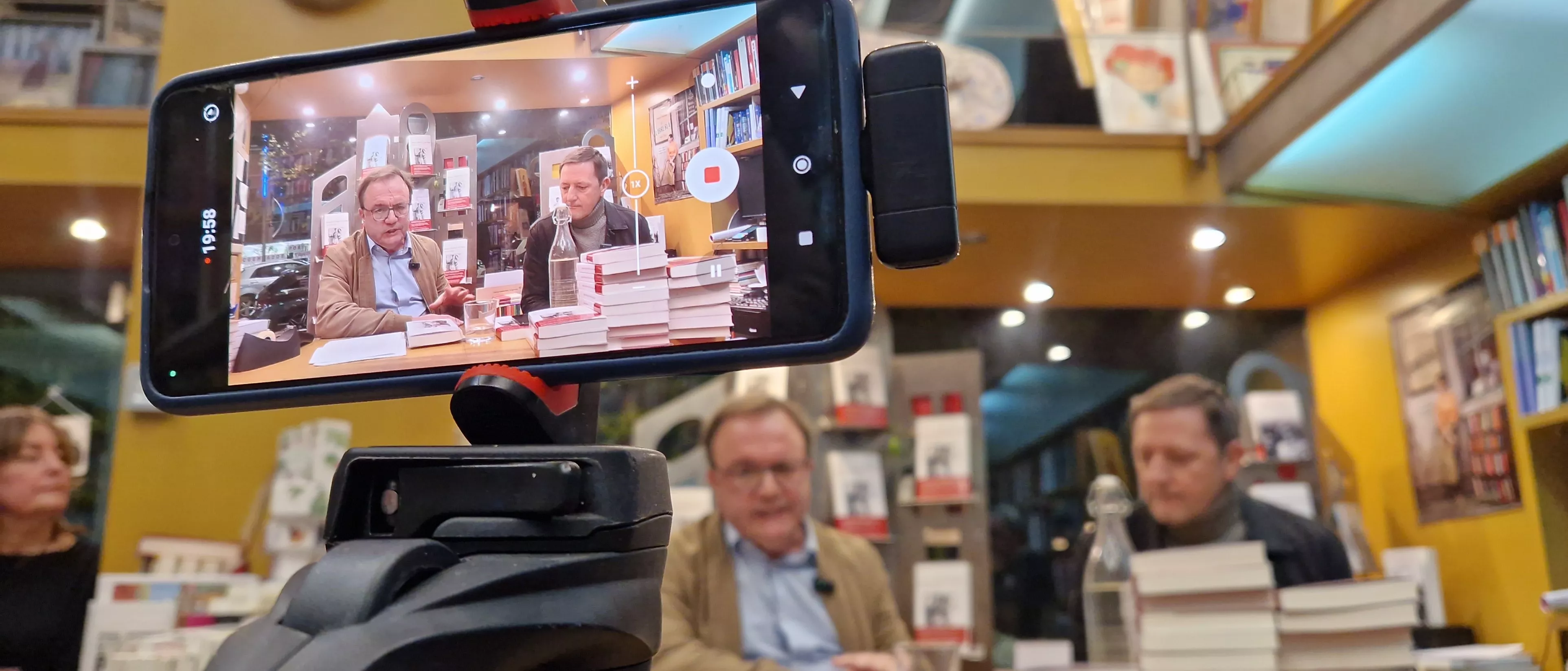 Presentación de la novela Ropa de casa, de Martínez de Pisón, en la Anónima. Foto Myriam Martínez